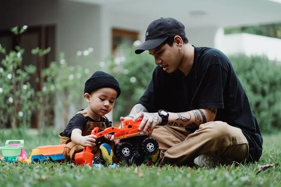 Anak bermain dengan orangtua di taman