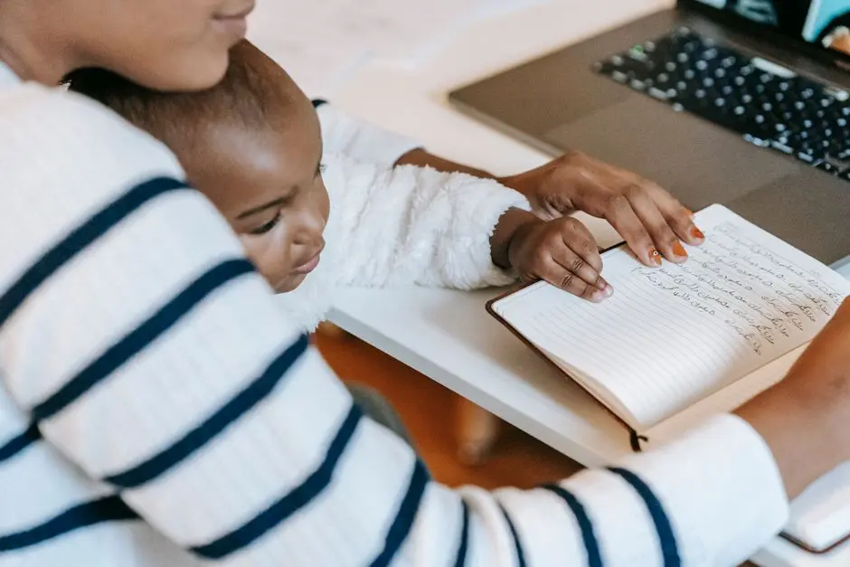 Seorang ibu sedang menulis jurnal di malam hari setelah anak-anak tidur